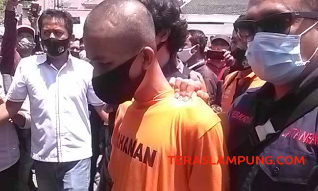 Alfin Andrian (24), tersangka penusukan Syekh Ali Jaber, saat menjalankan reka adegan penusukan Syekh Ali Jaber di Masjid Falahuddin, Kelurahan Sukajawa, Tanjungkarang Barat, Kamis (17/9/2020).