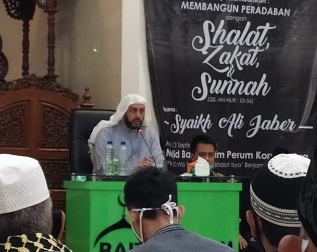 Syekh Ali Jaber berceramah di Masjid Baiturrohim Perumahan Korpri, Sukarame, Bandarlampung, Minggu malam (13/9/2020). Foto: Ist