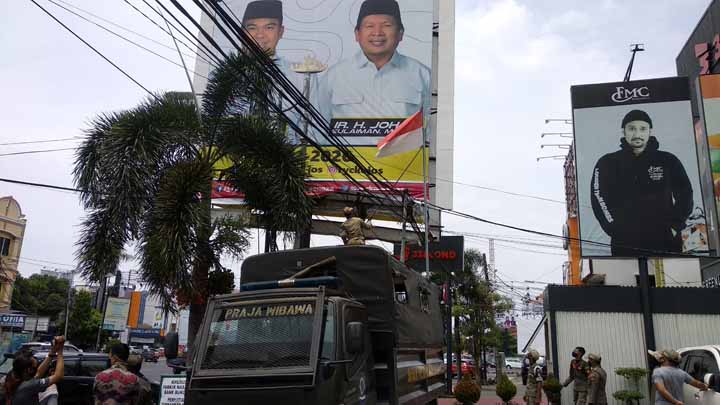 Bawaslu Bandarlampung Mulai Copot Alat Peraga Pasangan Calon