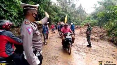 Longsor di Jalinbar Batu Kramat Tanggamus, Sepeda Motor Sudah Bisa Lewat