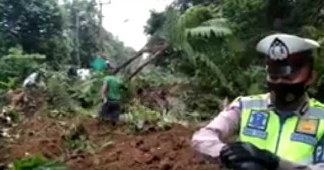 Jalan Lintas Barat di Pekon Batu Kramat Tanggamus Tertimbun Longsor