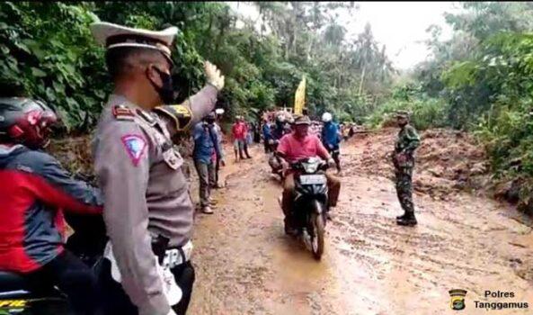 Longsor di Jalinbar Batu Kramat Tanggamus, Sepeda Motor Sudah Bisa Lewat