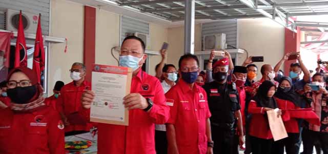 PDIP Serahkan Form B1-KWK untuk 8 Pasangan Bakal Calon Kepala Daerah di Lampung