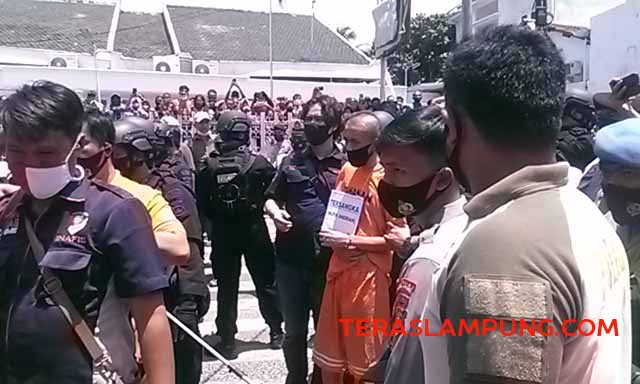 Alfin Andrian (24) tersangka penusukan Syekh Ali Jaber mendapat pengawalan ketat petugas Satbrimob Polda Lampung dan Polresta Bandarlampung saat dilakukan gelar rekonstruksi di lokasi TKP kedua di Masjid Falahuddin Jalan Tamin Kelurahan Sukajawa, Tanjungkarang Barat, Kamis (17/9/2020).