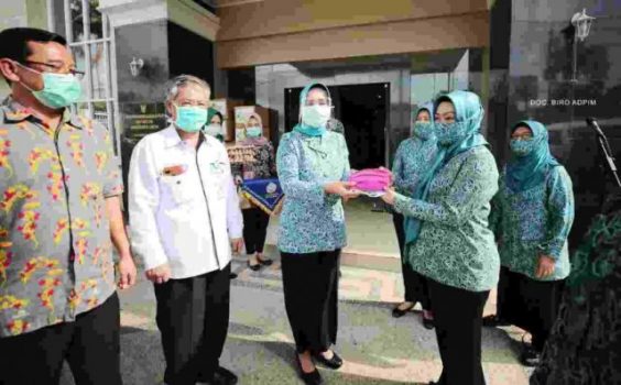 Poltekes Tanjungkarang Serahkan Bantuan 15.000 Masker