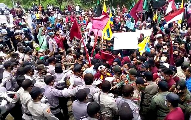 Demo di Depan Kantor DPRD, Ratusan Mahasiswa Lampura Tolak UU Cipta Kerja