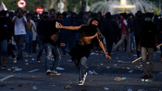 Risma Damprat Demonstran yang Merusak Pot Bunga dan Taman Kota