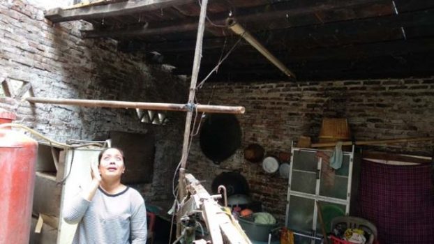 Siti Maisaroh menunjukkan loteng yang rencananya akan buat tempat tidur anak pertamanya.