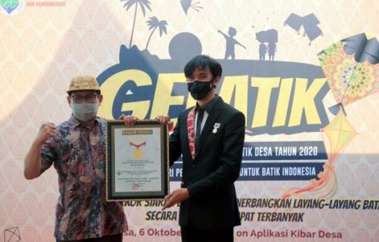 Triyono dari Museum Rekor Indonesia menyerahkan sertifikan kepada Menteri Desa PDTT Abdul Halim Iskandar.