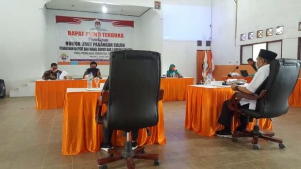 Rapat pleno terbuka penetapan nomor urut peserta Pilkada bagi pasangan calon (paslon) Tony Eka Candra-Antoni Imam di aula pertemuan kantor KPU Lamsel, Jumat (2/10/2020).