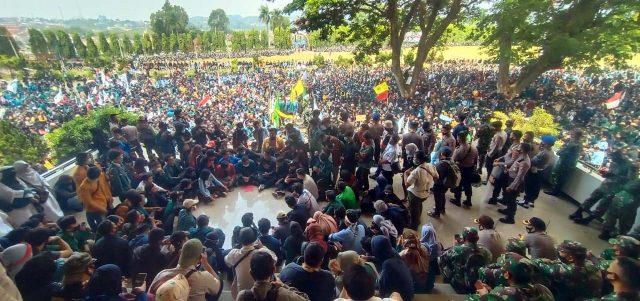 Demo Tolak Omnibus Law: Ribuan Demonstran Geruduk DPRD Lampung