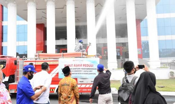 PTBA Serahkan Bantuan Satu Unit Mobil Damkar untuk Pemkot Bandarlampung