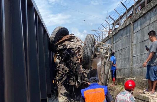 Mobil Truk Ringsek Setelah Tabrak Kereta Api Babaranjang di Garuntang