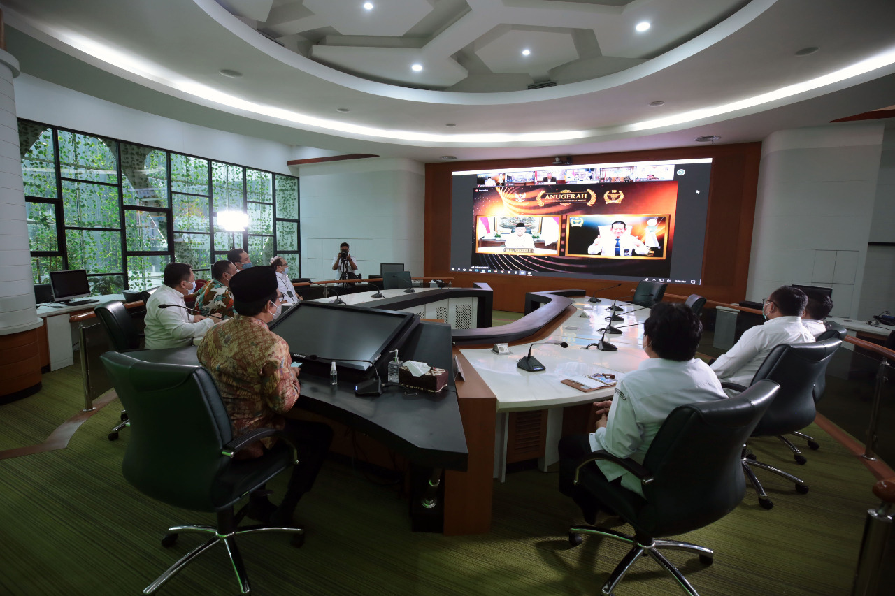 Kemendes PDTT Raih Penghargaan Keterbukaan Informasi Publik