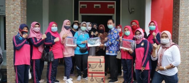 Pori Karlia Salurkan Bantuan Program SIGER TP PKK Lamsel Untuk Penghuni Huntara