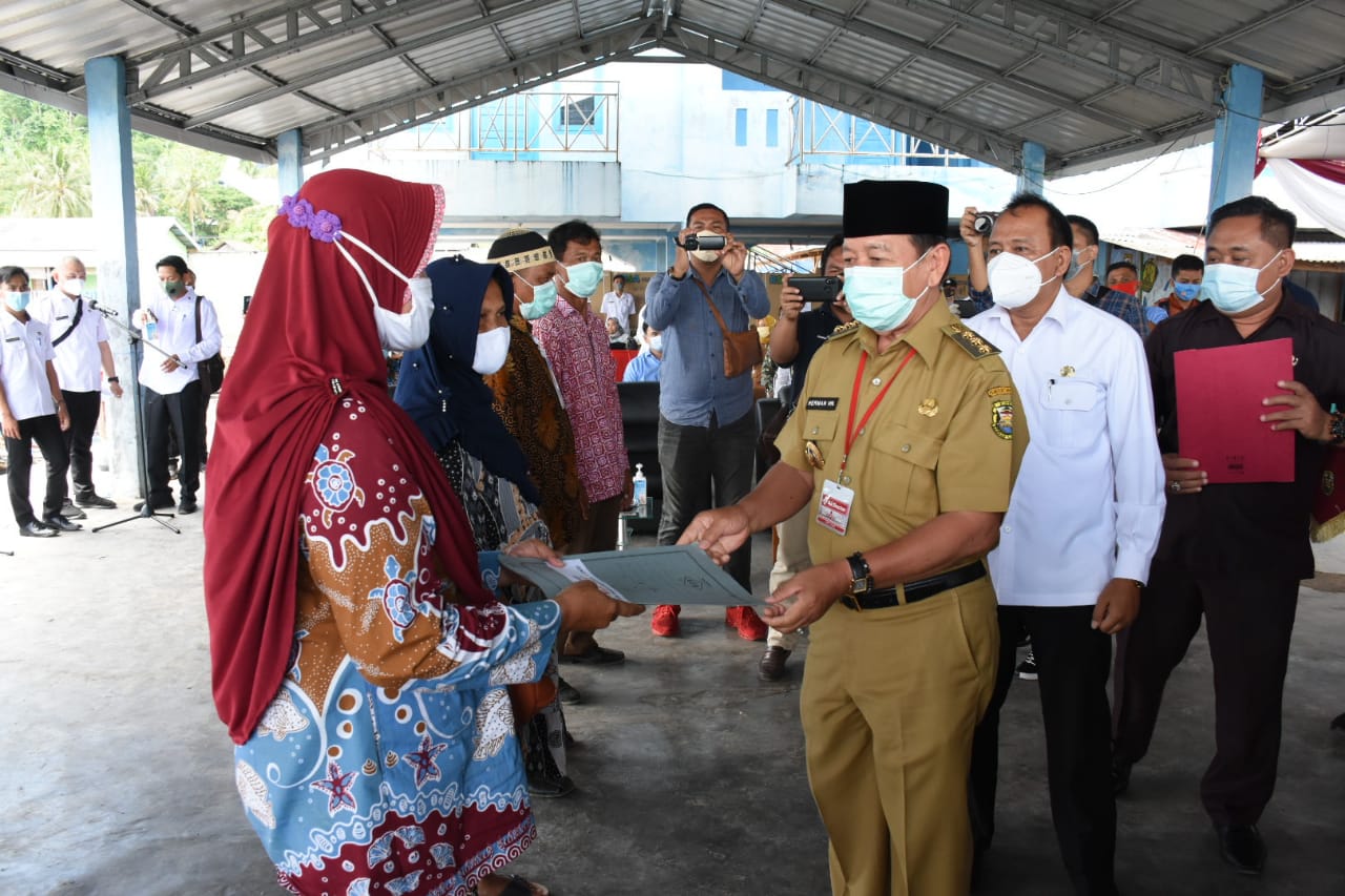 Ratusan Nelayan Bandarlampung Terima Bantuan Asuransi dan Alat Pendingin Ikan