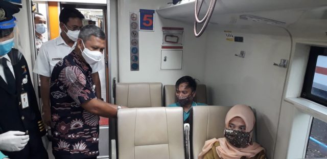 Cegah Covid-19, PT KAI Bagikan Masker