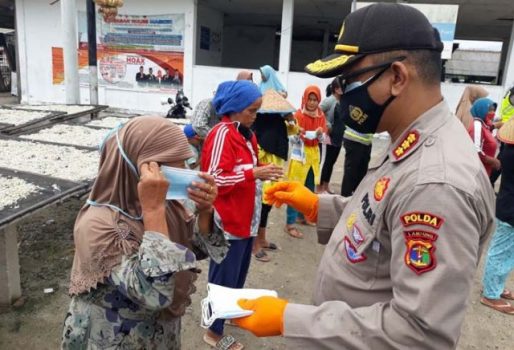 Operasi Zebra Krakatau, Polda Lampung Bagi-bagi Sembako dan Masker