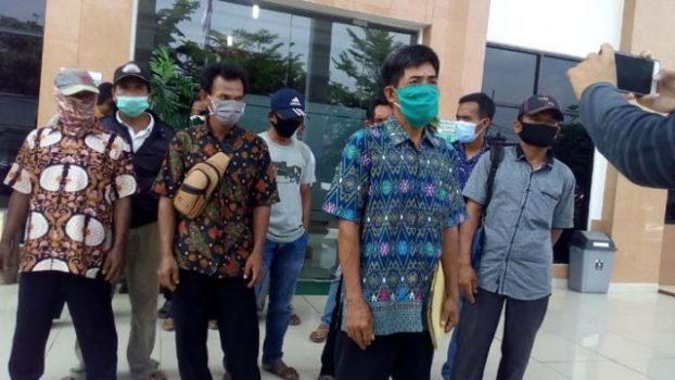 Dukung Kades, Ratusan Warga Labuhanratu Kampung Datangi PN Kotabumi