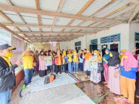 Kampanye Cawabup Lamsel nomor urut 2, Antoni Imam bersama istiri, Murniawati dan didampingi relawan, kader PKS serta tim pemenangan Tony-Antoni di Pulau Sebesi, Minggu (29/11/2020).
