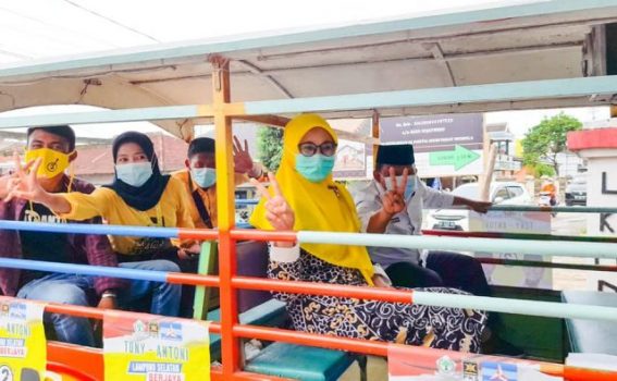 Kampanye Penuh Cinta, Paslon Tony-Antoni Sapa Warga Sidomulyo dengan Naik Odong-odong