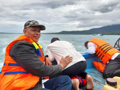 Ombak Besar Hingga Mabuk Laut, Tidak Surutkan Langkah Antoni Imam Sapa Warga Pulau Sebesi