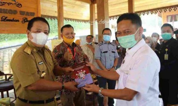 Gubernur Lampung Hadiri Peluncuran Buku Wendy Melfa