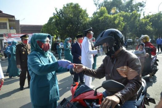 Forkopimda Kota Metro Bagi-bagi Masker