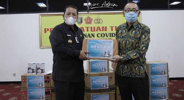 Gubernur Lampung Terima Bantuan Masker dan APD dari J Trust Bank