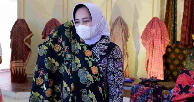 Dekranasda Lampung Pasarkan Batik di Instagram Live