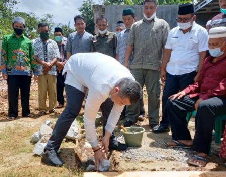 Dendi Ramadhona Lakukan Peletakan Batu Pertama Pembangunan Musala di Desa Wiyono