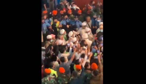 Puluhan Ribu Pendukung Sambut Kedatangan Habib Rizieq Shihab