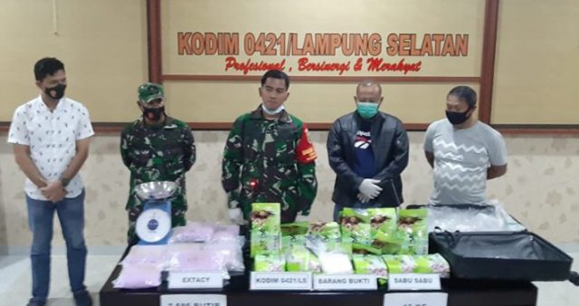 Dandim 0421/LS, Letkol (Inf) Enrico Setiyo Nugroho bersama Kasat Reserse Narkoba Polres Lampung Selatan, AKP Abadi menunjukkan barang bukti paket narkoba dalam jumlah besar yang ditemukan warga Lampung Selatan.  