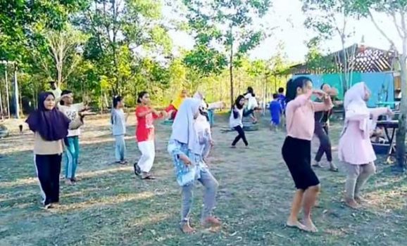 Kegiatan latihan tari di komunitas yang dikelola Iqbal H. Saputra di Belitung. (Foto: Dok Iqbal)