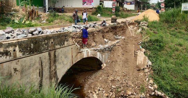 Warga Desa Sidorejo Bangun Jembatan Penghubung Secara Swadaya