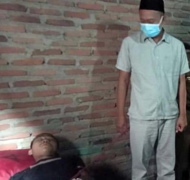 Anggota DPRD Lamteng Jenguk Warga Terbanggi Besar yang Sakit
