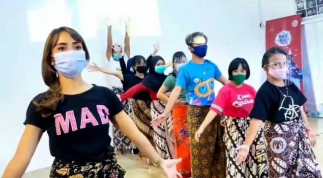 Mila Rosinta mengajar anak-anak difabel menari. (Foto: Dok Mila Rosinha)