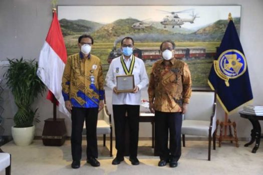 Menhub Budi Karya Sumadi Terima Penghargaan ITERA Adi Karsa Utama