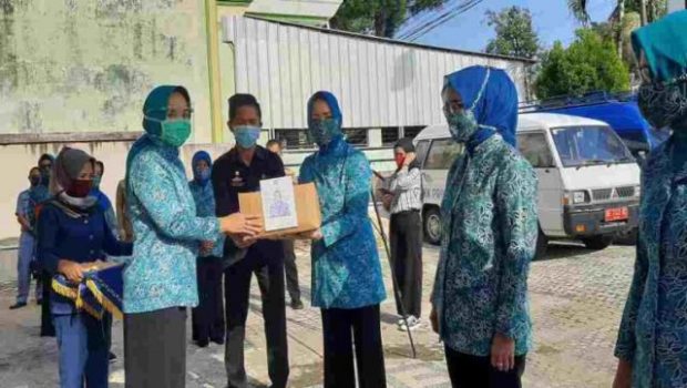 TP PKK Lampung Distribusikan Paket Sembako dan Ribuan Masker