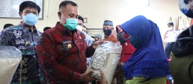 Nanang Luncurkan Bantuan Beras Tahap II untuk 24.941 Masyarakat Terdampak Covid-19