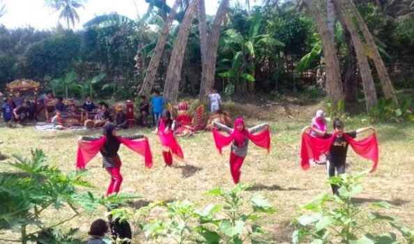 Kegiatan belajar tari di Sawah Art Space milik Slamet Diharjo. (Foto: Dok. Slamet Diharjo)