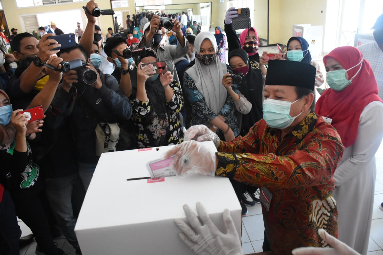 Mencoblos di TPS 06 Kelurahan Palapa, Walikota Herman HN Ingatkan Protokol Kesehatan