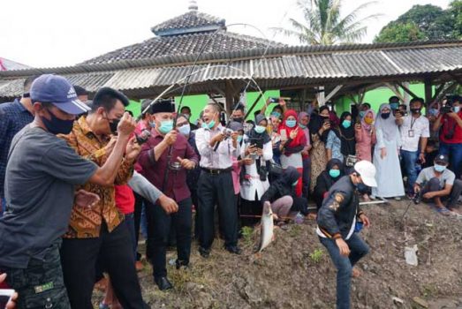 Usai Cuti, Bupati Nanang Ermanto Resmikan Kolam Pemancingan Umum di Palas