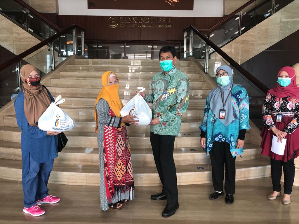 IPEBI Lampung Serahkan Bantuan Kepada Pensiuanan BI, Pegawai Non-Organik BI, dan UMKM Binaan