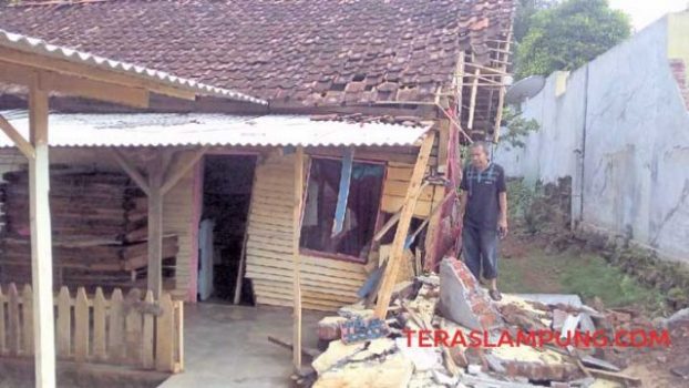 Roboh, Pagar Tembok Islamic Center Kotabumi Nyaris Hancurkan Rumah Warga