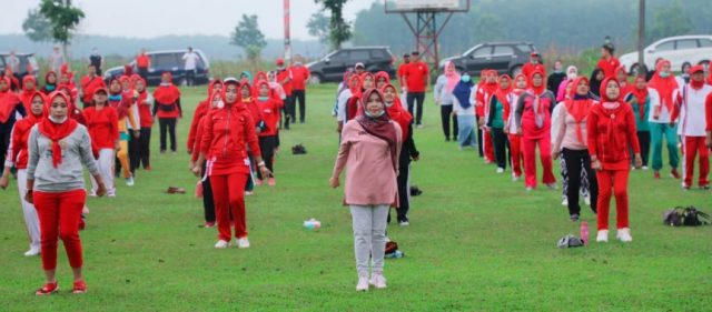 Bupati dan Ketua TP PKK Lamsel Winarni Awali Aktivitas Pagi dengan Senam Bersama Masyarakat