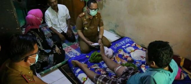 Sulpakar Serahkan Bantuan untuk Korban Kecelakaan di desa Sukarandak