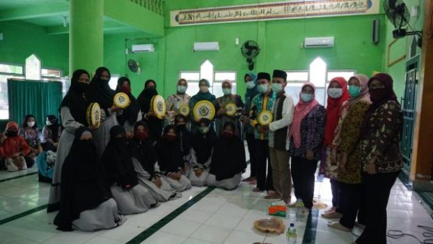 Pjs Ketua PKK Lamsel Serahkan Bantuan Alat Rebana di Desa Seloretno