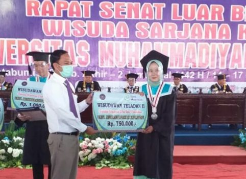 Bank Muamalat Kotabumi Berikan Apresiasi pada 6 Wisudawan Terbaik Umko Lampura