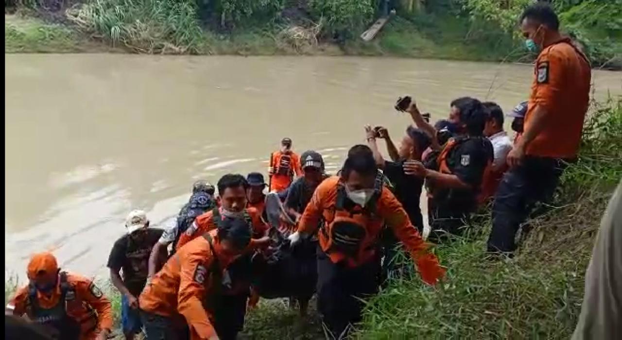 Basarnas Lampung dan Tim SAR Gabungan Evakuasi Jenazah Warga Bumi Ratu di Sungai Giham